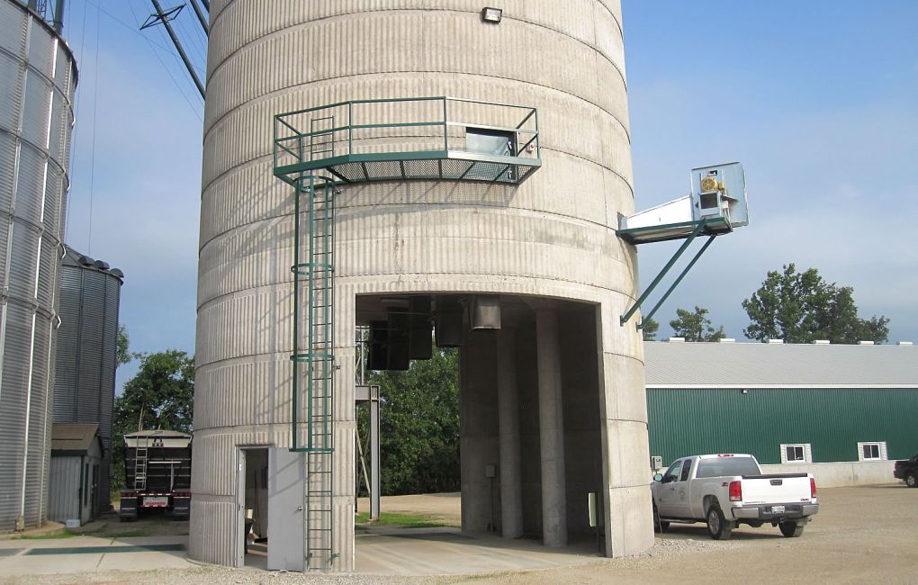 Platform for silo access in drive thru silo